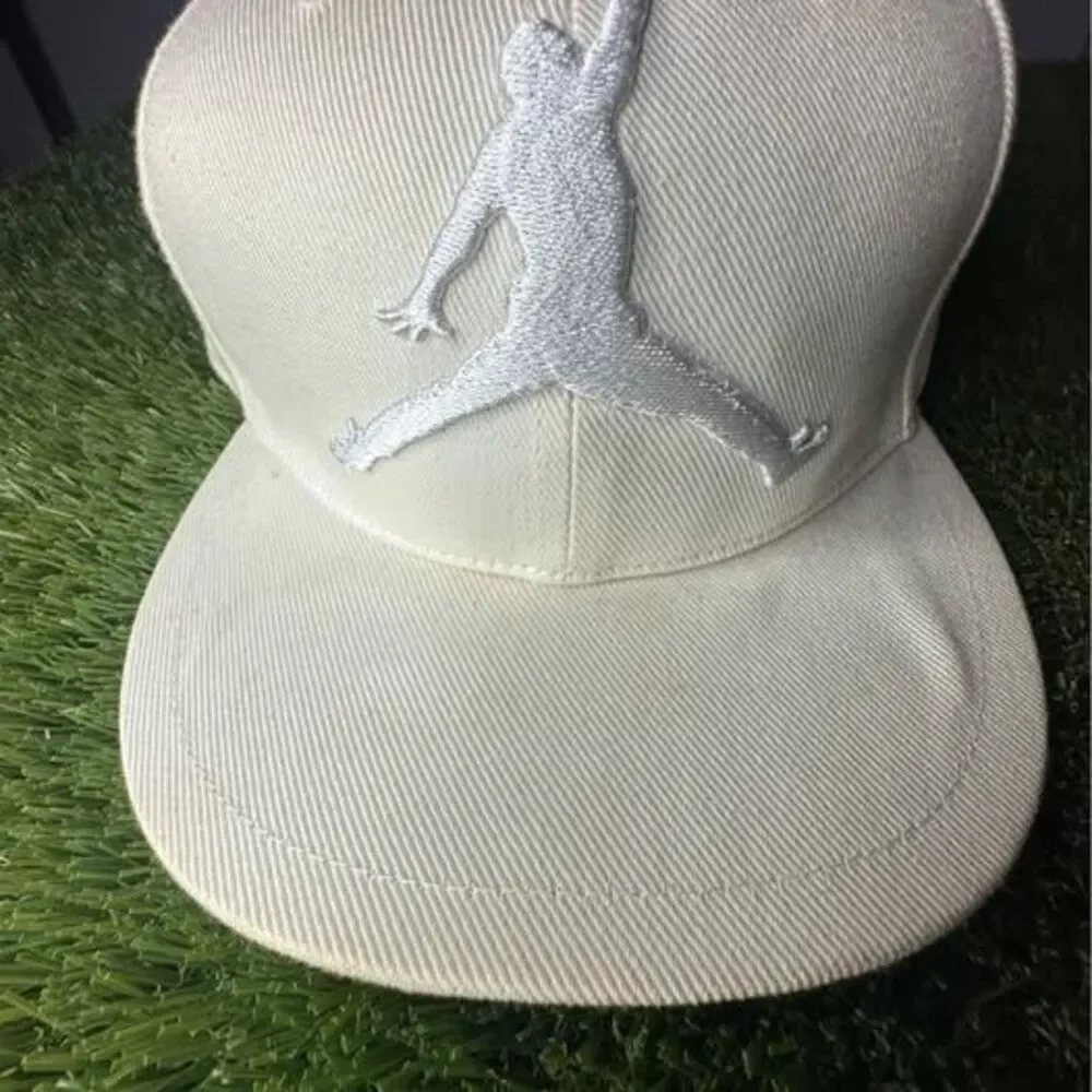 Jordan Jumpman Fitted Hat 7 3/8 Cream White Silver Big Logo Embroidered Cap